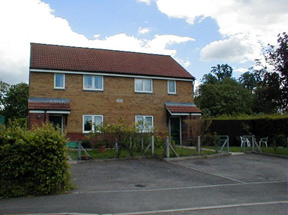 Houses in Skinners Clo., Hannington | Image 1